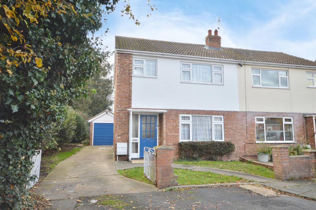 3 bedroom semidetached house for sale in St. Annes Road, ClactonOn