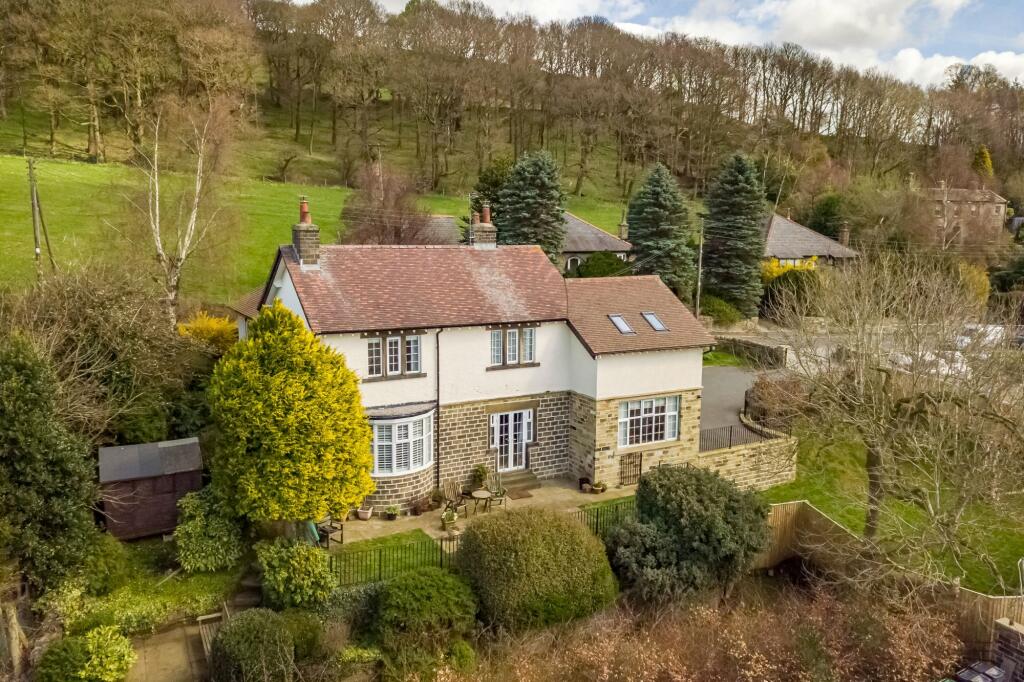 4 bedroom detached house for sale in Coldhill Lane, New Mill, Holmfirth