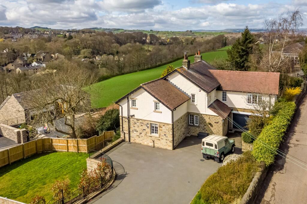 4 bedroom detached house for sale in Coldhill Lane, New Mill, Holmfirth