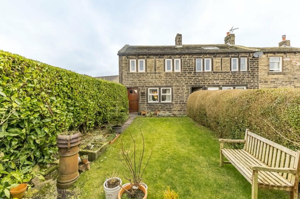 3 bedroom end of terrace house for sale in Chapelgate, Scholes