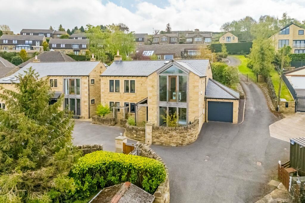 4 bedroom detached house for sale in Clifton Avenue, Wooldale