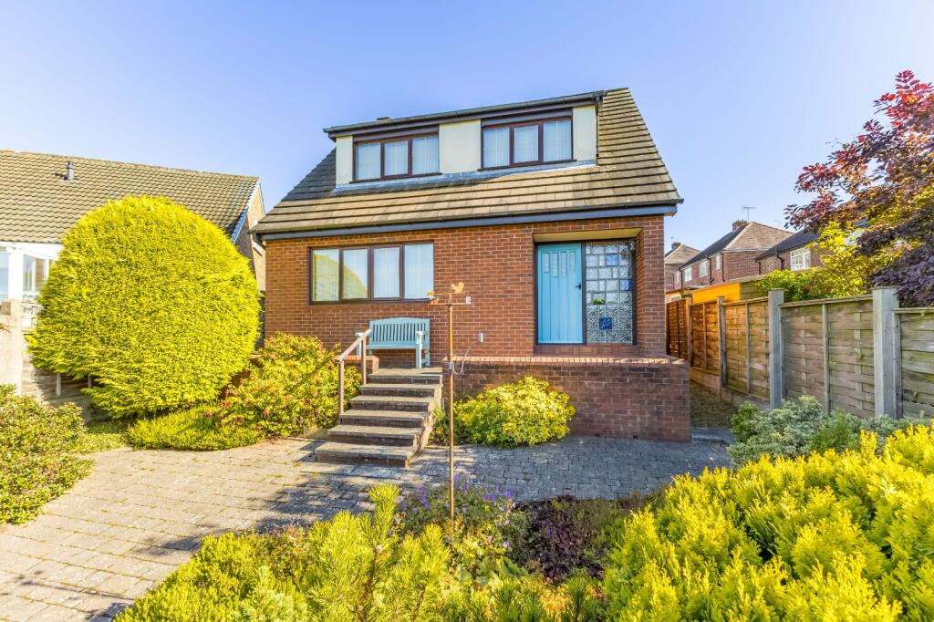 3 bedroom detached house for sale in Woodlands Drive, Lepton, Huddersfield, HD8
