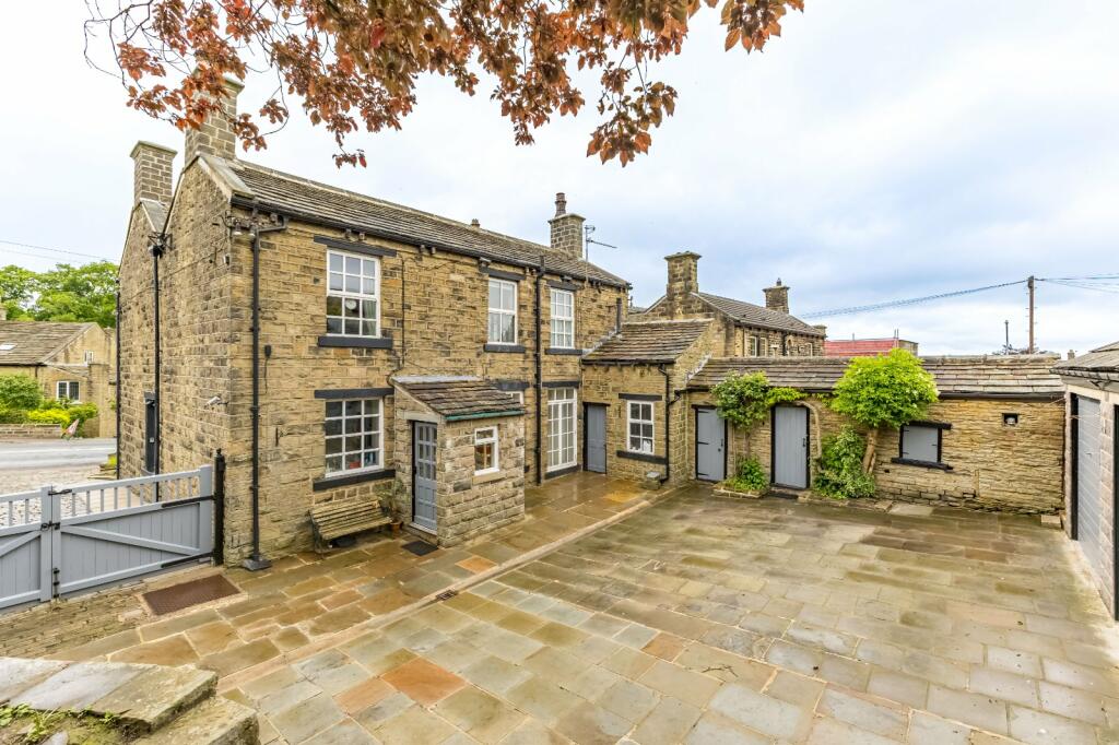 4 bedroom detached house for sale in Lane Head Road, Shepley