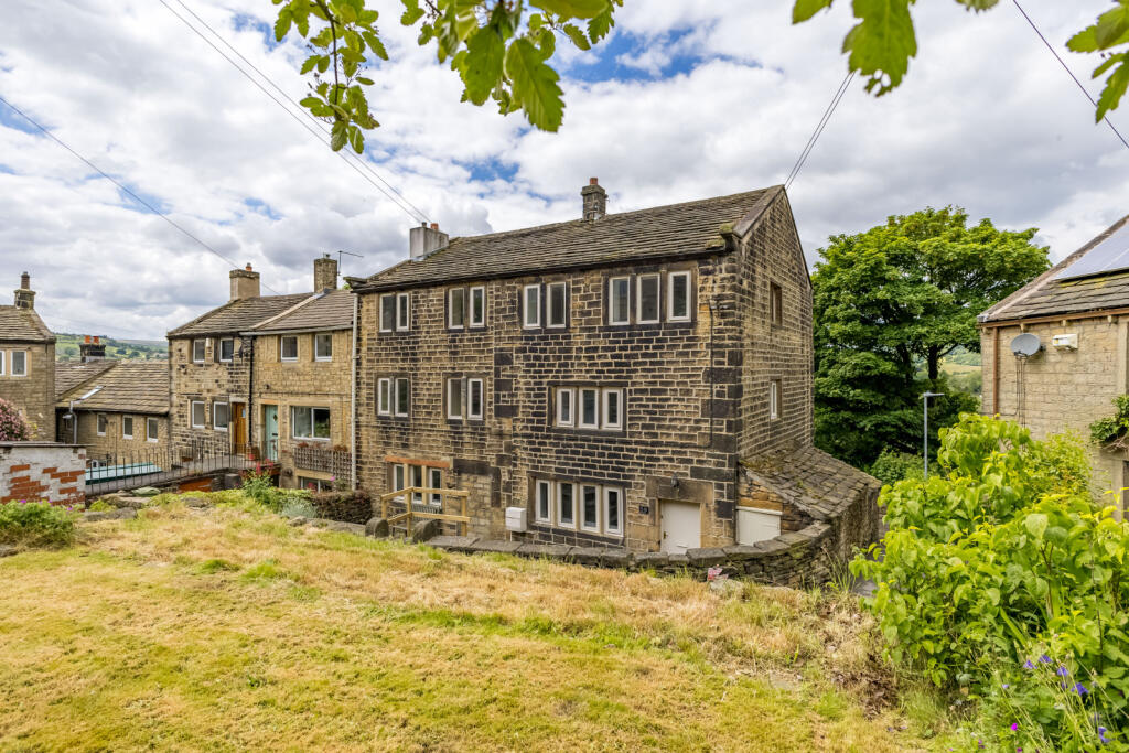 4 bedroom end of terrace house for sale in Cliff Road, Holmfirth, HD9