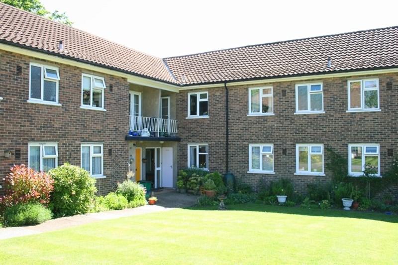 2 bedroom flat for sale in Sanderstead Court, Addington Road, CR2
