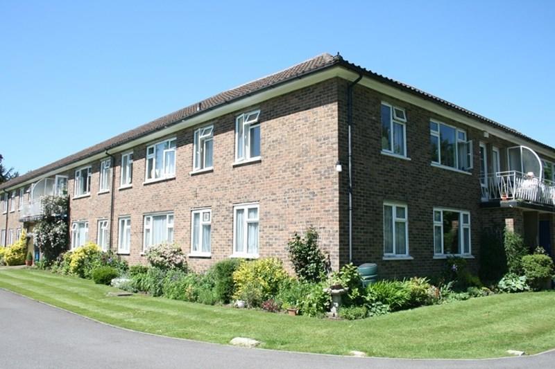 2 bedroom flat for sale in Sanderstead Court, Addington Road, CR2