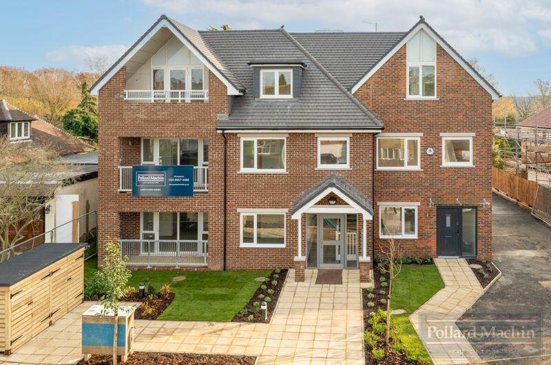 2 bedroom flat for sale in Rectory Park, Sanderstead, CR2