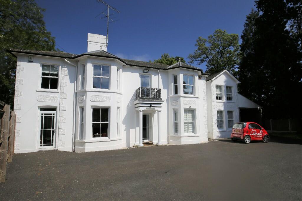 5 bedroom detached house for sale in Heath Road, Leighton Buzzard