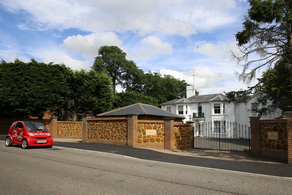 5 bedroom detached house for sale in Heath Road, Leighton Buzzard