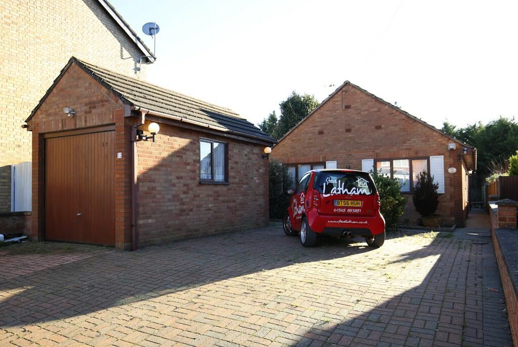 2 bedroom detached bungalow for sale in Clarence Road, Leighton Buzzard