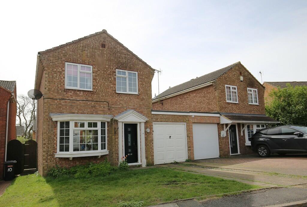 3 bedroom link detached house for sale in Melfort Drive, Linslade