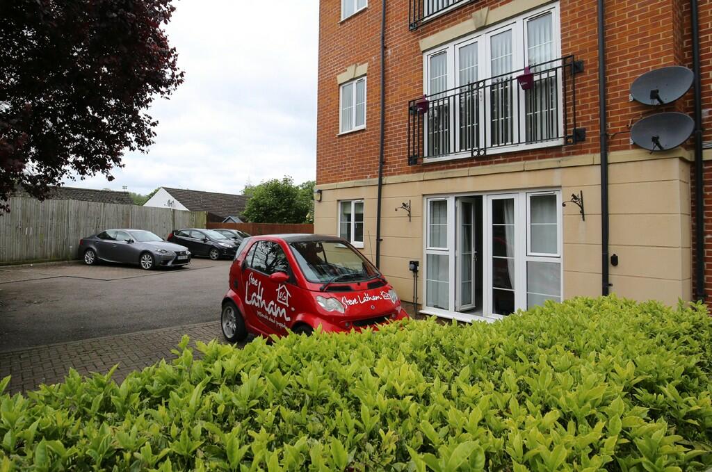 2 bedroom ground floor flat for sale in Lindler Court, Leighton Buzzard