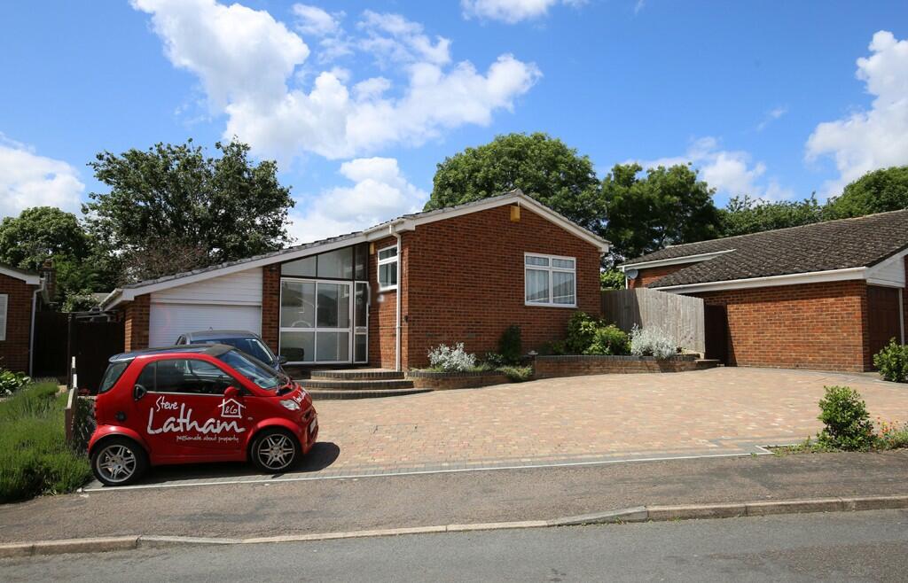 3 bedroom detached bungalow for sale in Alwins Field, Linslade