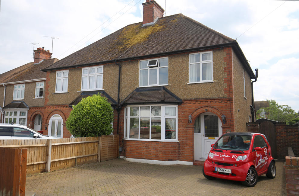 3 bedroom semidetached house for sale in Stanbridge Road, Leighton Buzzard, Bedfordshire, LU7