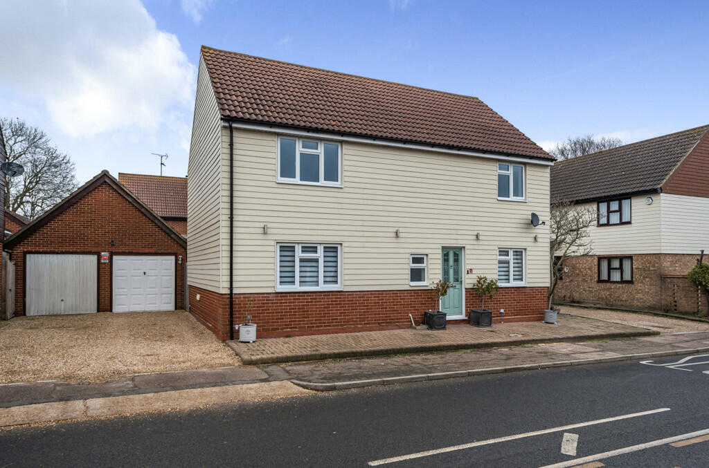 4 bedroom detached house for sale in Green Lane, LeighonSea, Essex, SS9