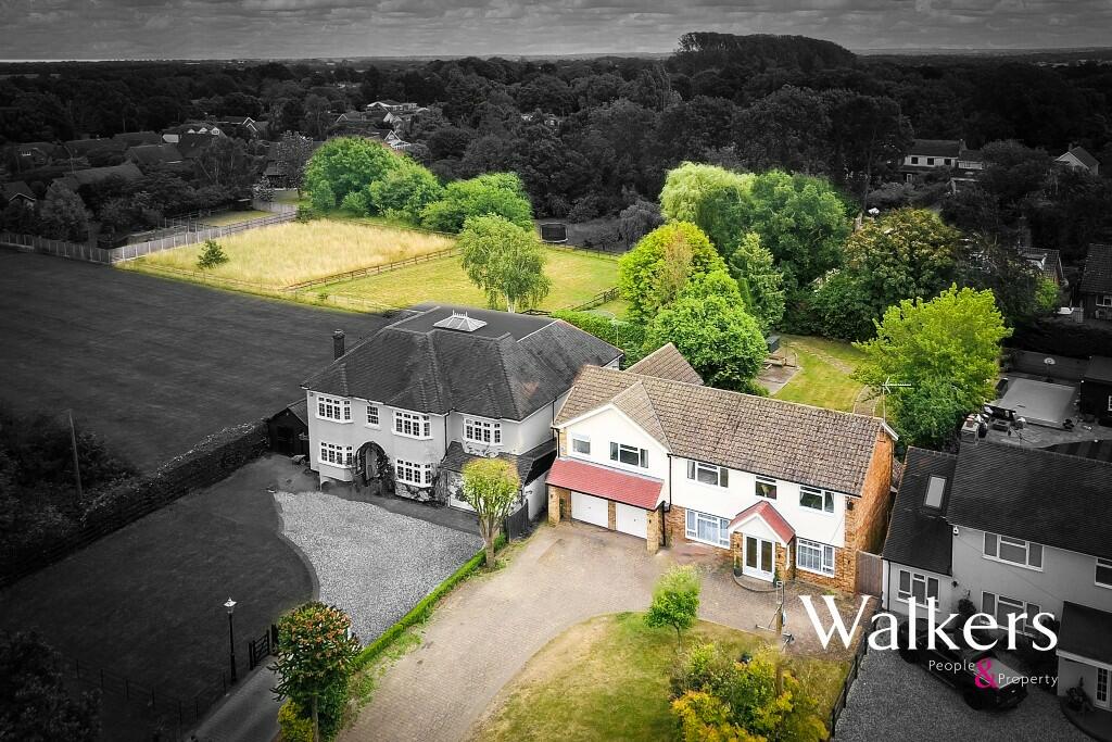 4 bedroom detached house for sale in Blackmore Road, Hook End