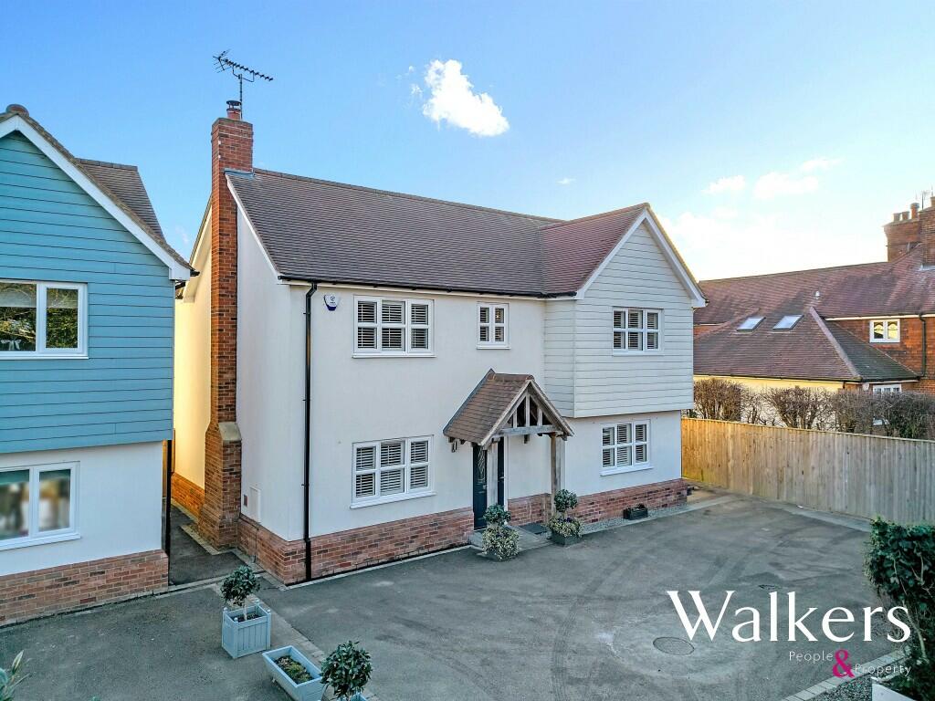 4 bedroom detached house for sale in Heath Road, Ramsden Heath