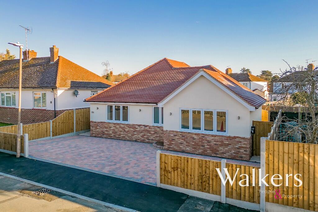 2 bedroom detached bungalow for sale in The Meads, Ingatestone, CM4