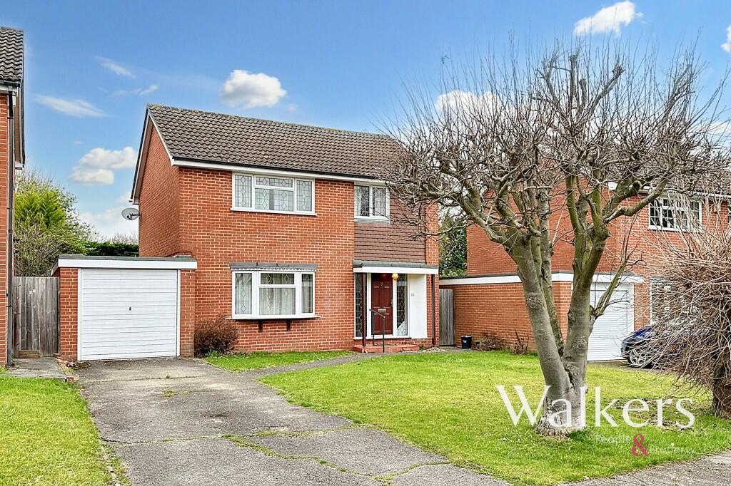 4 bedroom detached house for sale in Avenue Road, Ingatestone, CM4