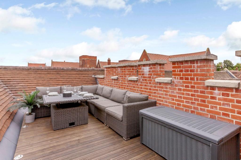 2 bedroom penthouse for sale in Roof Garden Apartment, The Galleries, Brentwood, CM14