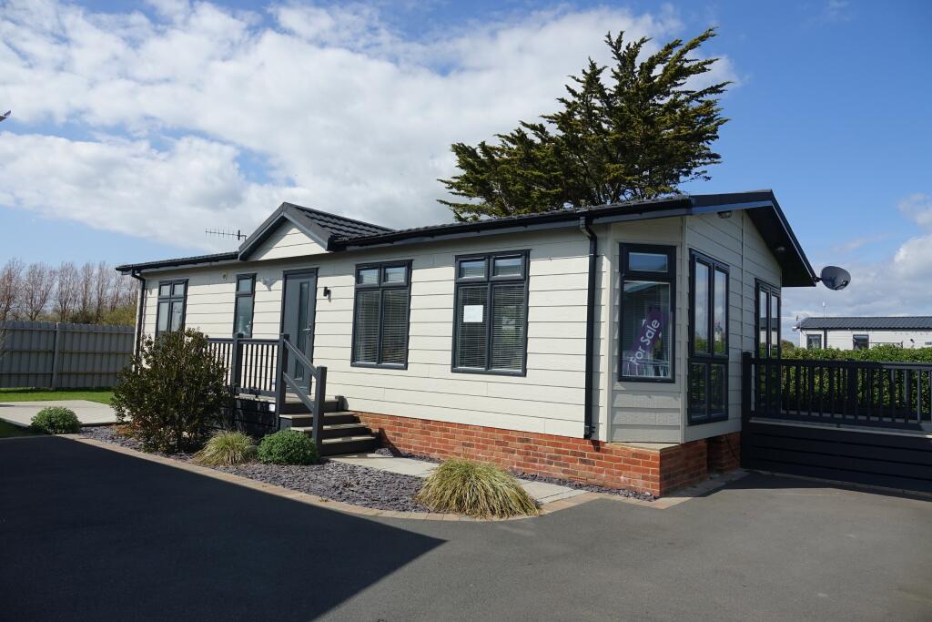 2 bedroom lodge for sale in Warners Lane, Selsey, PO20