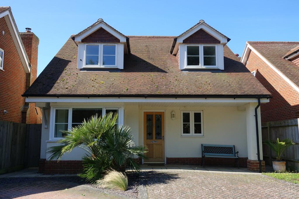 3 bedroom detached house for sale in Manor Farm Court, Selsey, PO20