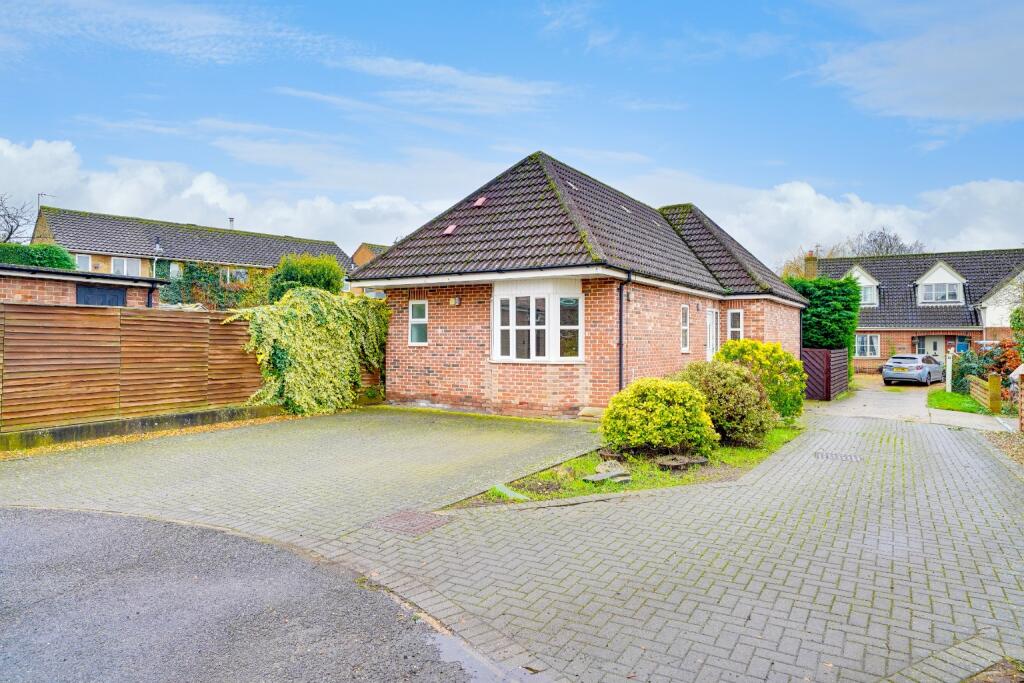 4 bedroom detached bungalow for sale in Orchard Gardens, Fenstanton