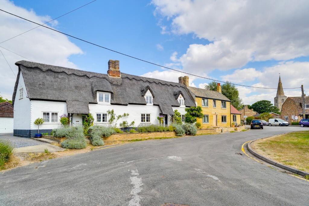4 bedroom detached house for sale in Fenstanton, Huntingdon