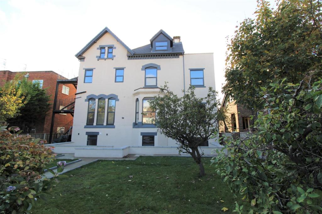 2 bedroom apartment for sale in Abbotsford Road, Blundellsands, Crosby