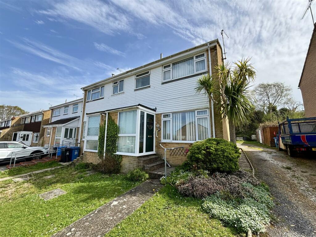 3 bedroom semidetached house for sale in Carisbrooke Crescent