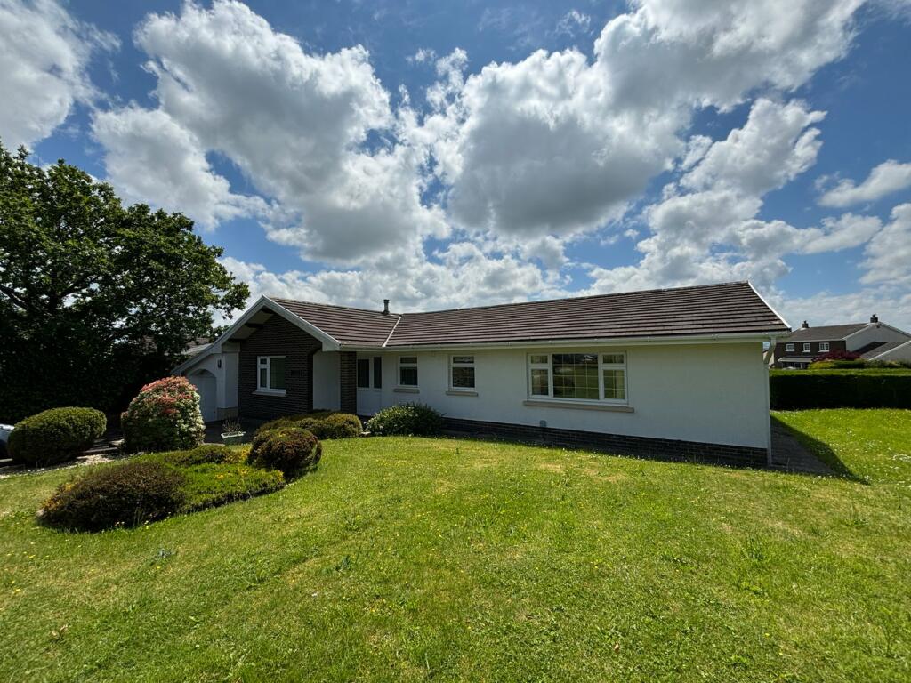 3 bedroom detached bungalow for sale in Parc Yr Ynn, Llandysul, SA44