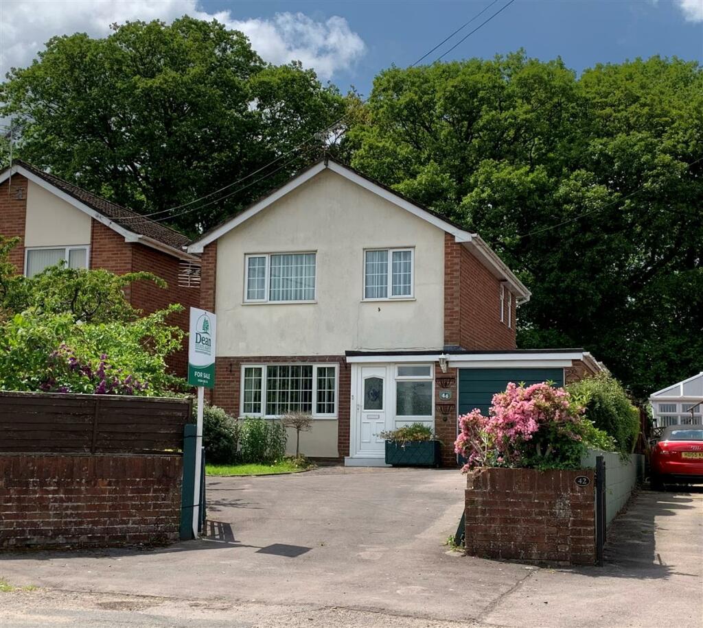 3 bedroom detached house for sale in Tufthorn Avenue, Milkwall