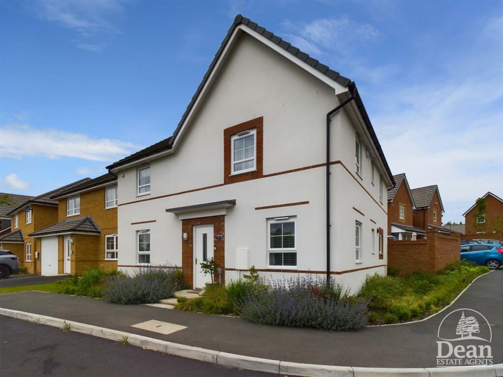 4 bedroom detached house for sale in Trenchard Drive, Berry Hill