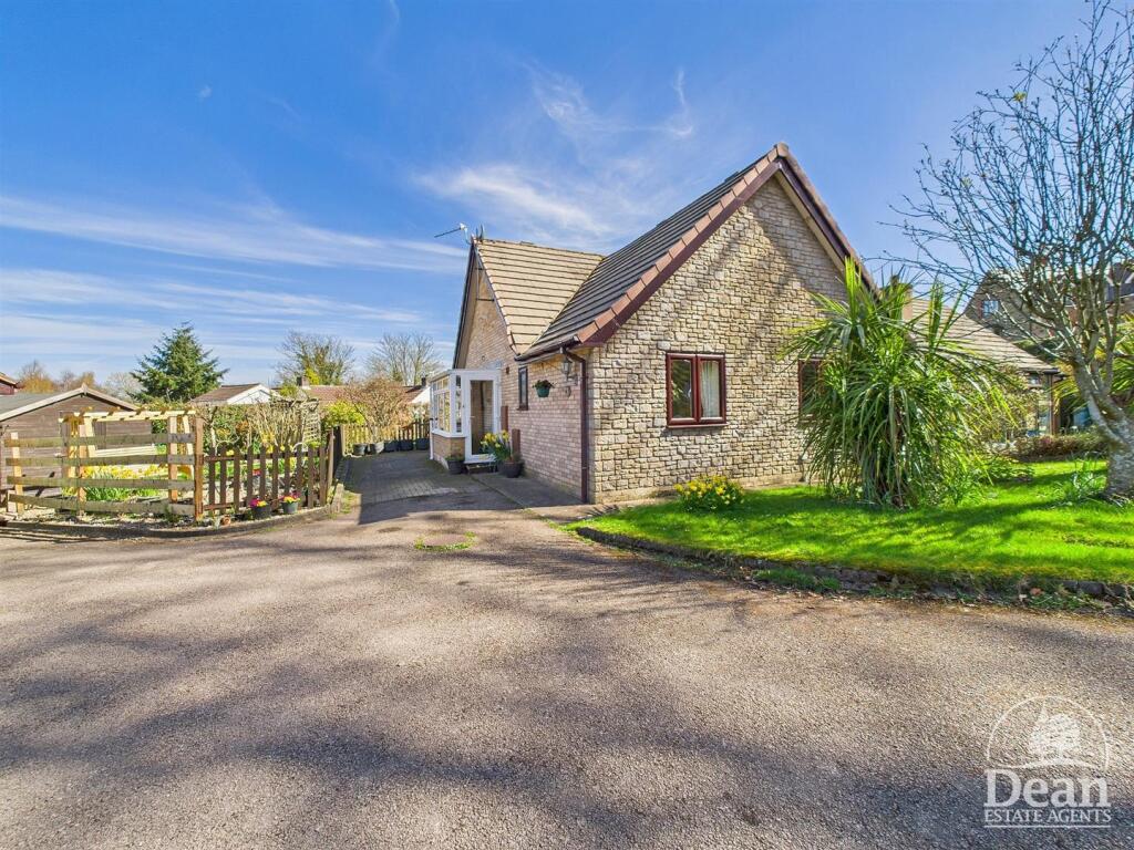 Main image of property: The Oaks, Christchurch