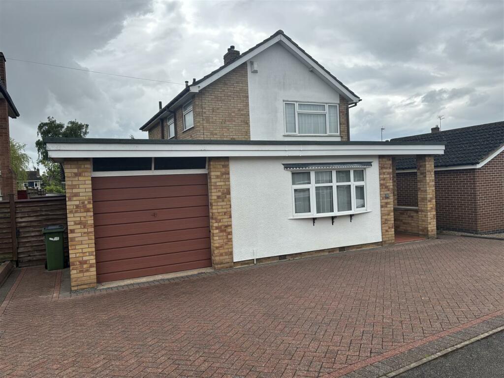 3 bedroom detached house for sale in Clovelly Road, Glenfield