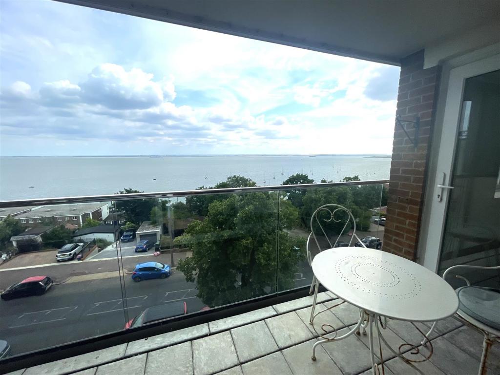 2 bedroom flat for sale in Grand Parade, LeighOnSea, SS9