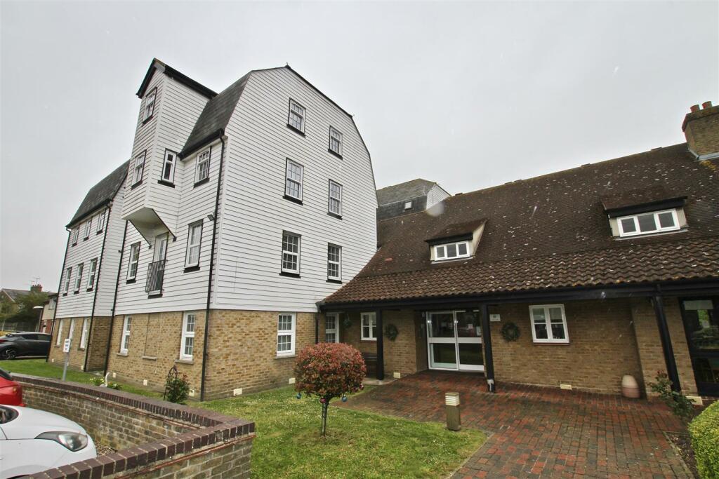 2 bedroom retirement property for sale in Lucam Lodge, The Garners