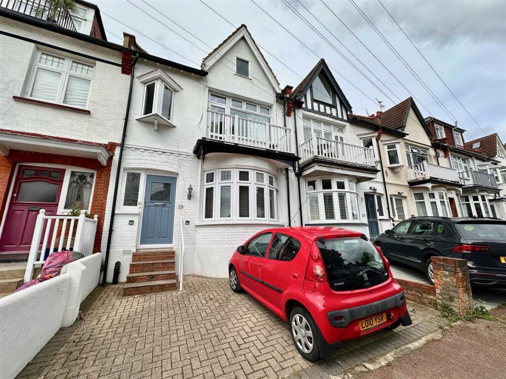 2 bedroom flat for sale in Hillside Crescent, LeighOnSea, SS9