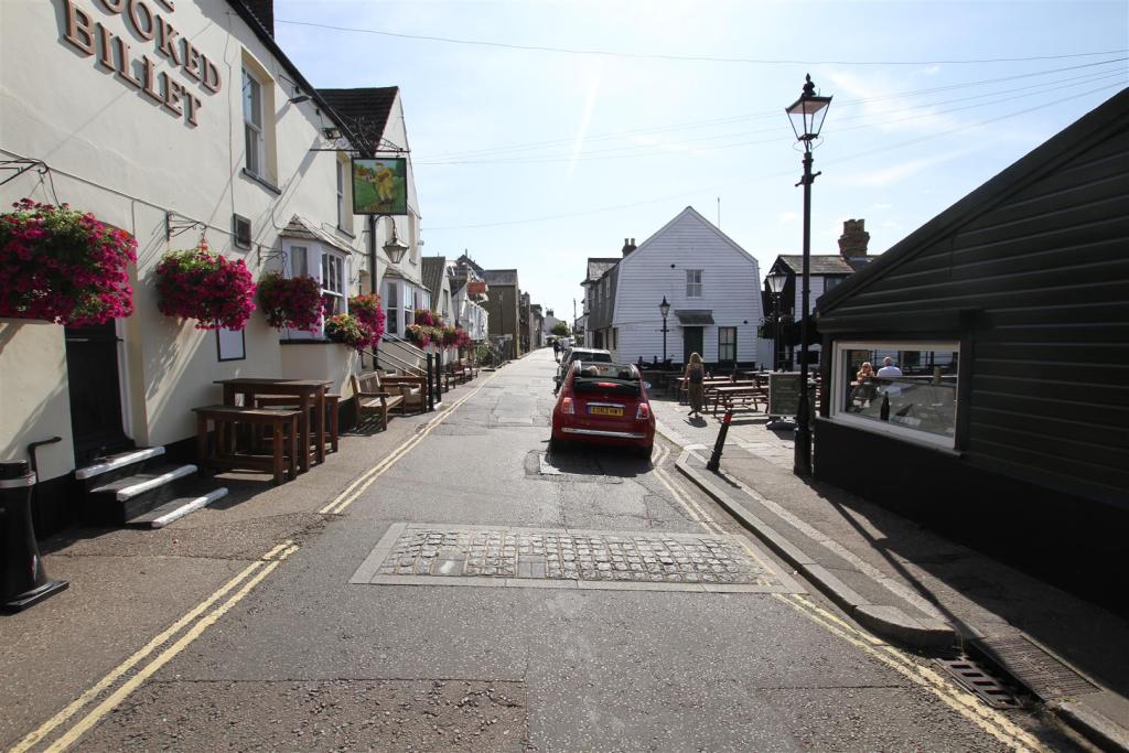 2 bedroom terraced house for rent in High Street, LeighOnSea, SS9