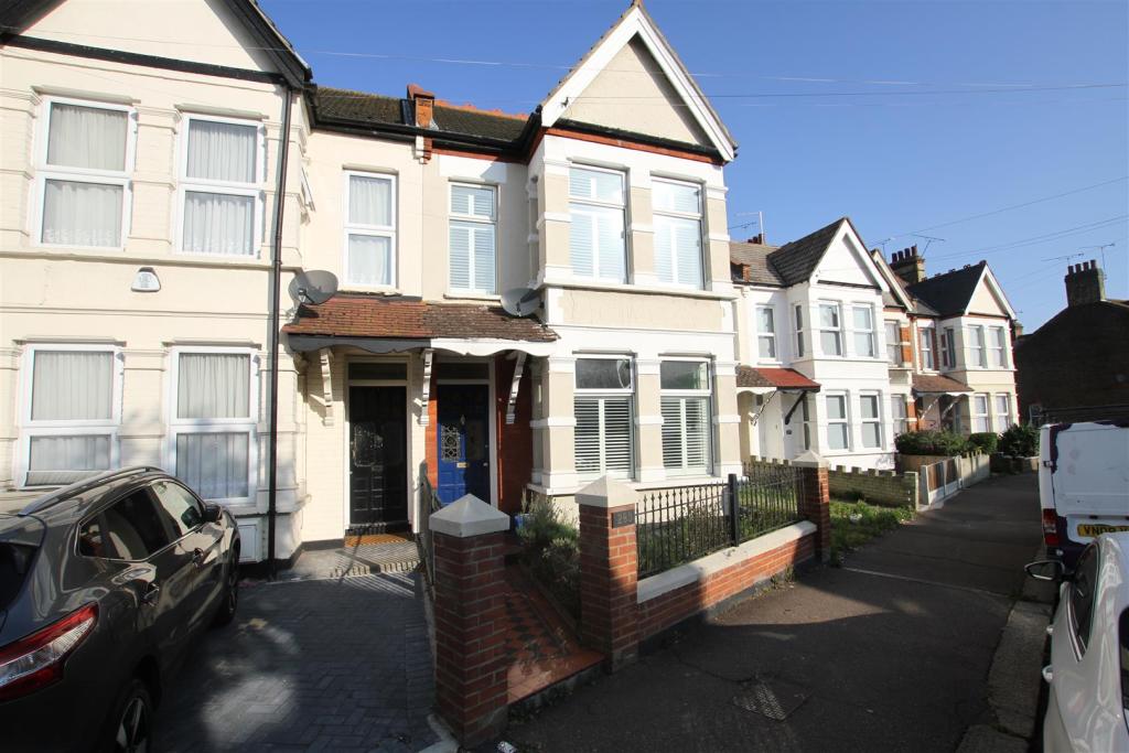 4 bedroom terraced house for sale in Hamlet Court Road, WestcliffOn