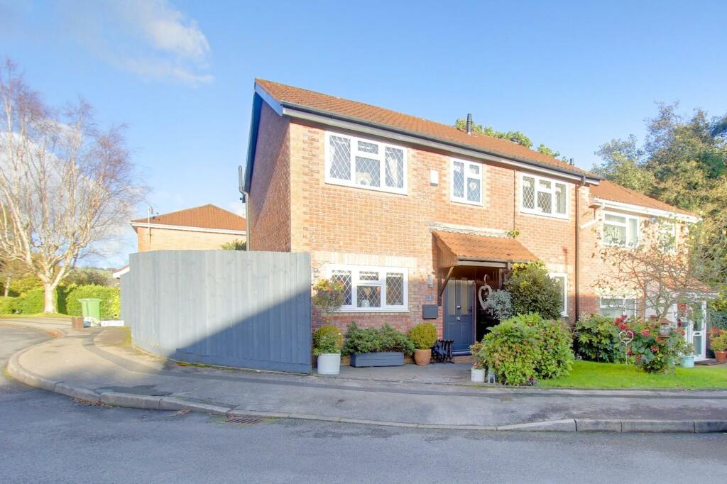 4 bedroom semidetached house for sale in Bankside Close, Thornhill