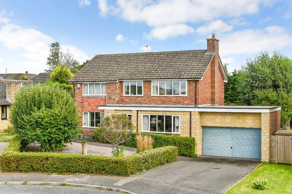 4 bedroom detached house for sale in Manor Leaze, TN25