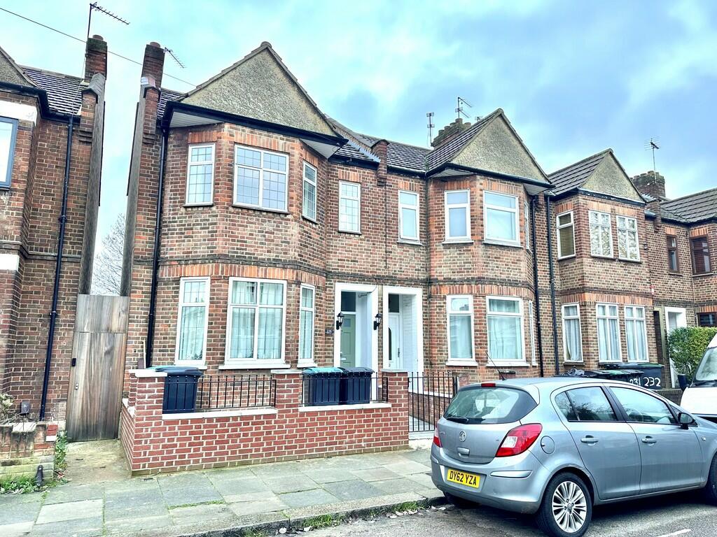 4 bedroom end of terrace house for sale in Sirdar Road, London, N22