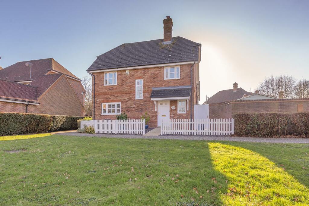 4 bedroom semidetached house for sale in Hawthornden Close, Kings Hill