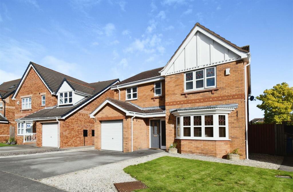 4 bedroom detached house for sale in Hartsholme Park, Kingswood, Hull, HU7