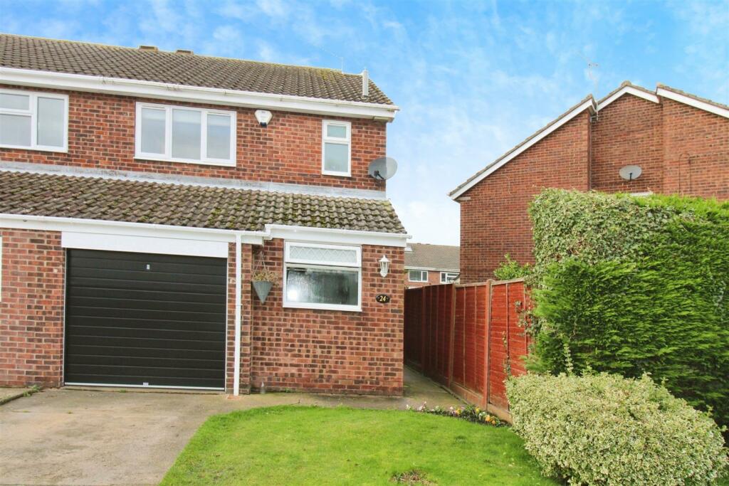 3 bedroom semi-detached house for sale in Woodleigh Drive, Sutton-On-Hull, Hull, HU7