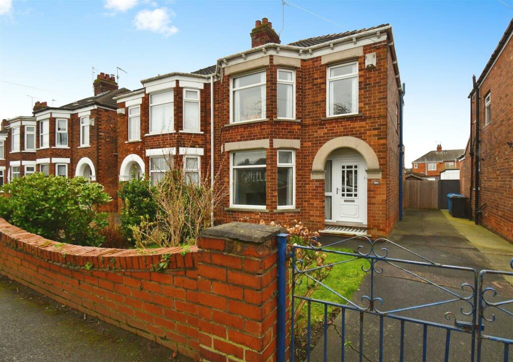 3 bedroom semi-detached house for sale in Sutton Road, HU8