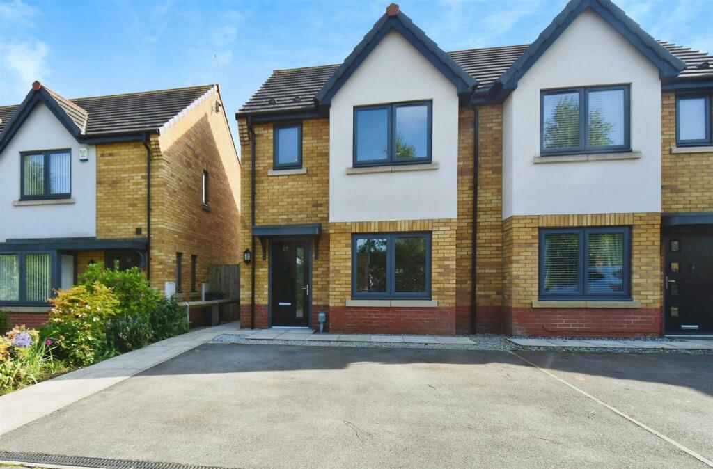 3 bedroom semidetached house for sale in Twickenham Close, Hull, HU8