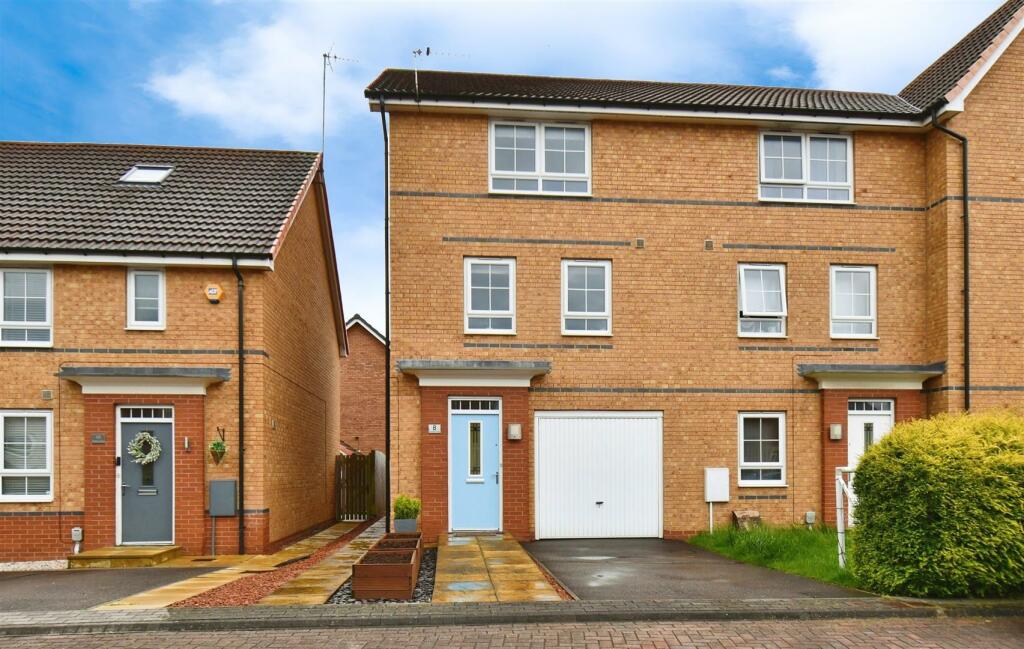 3 bedroom end of terrace house for sale in Holland Park, Kingswood