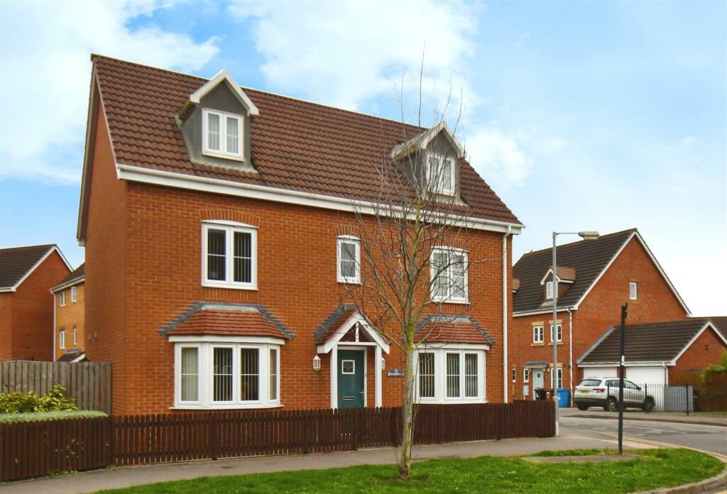 5 bedroom detached house for sale in Runnymede Lane, Kingswood, Hull, HU7